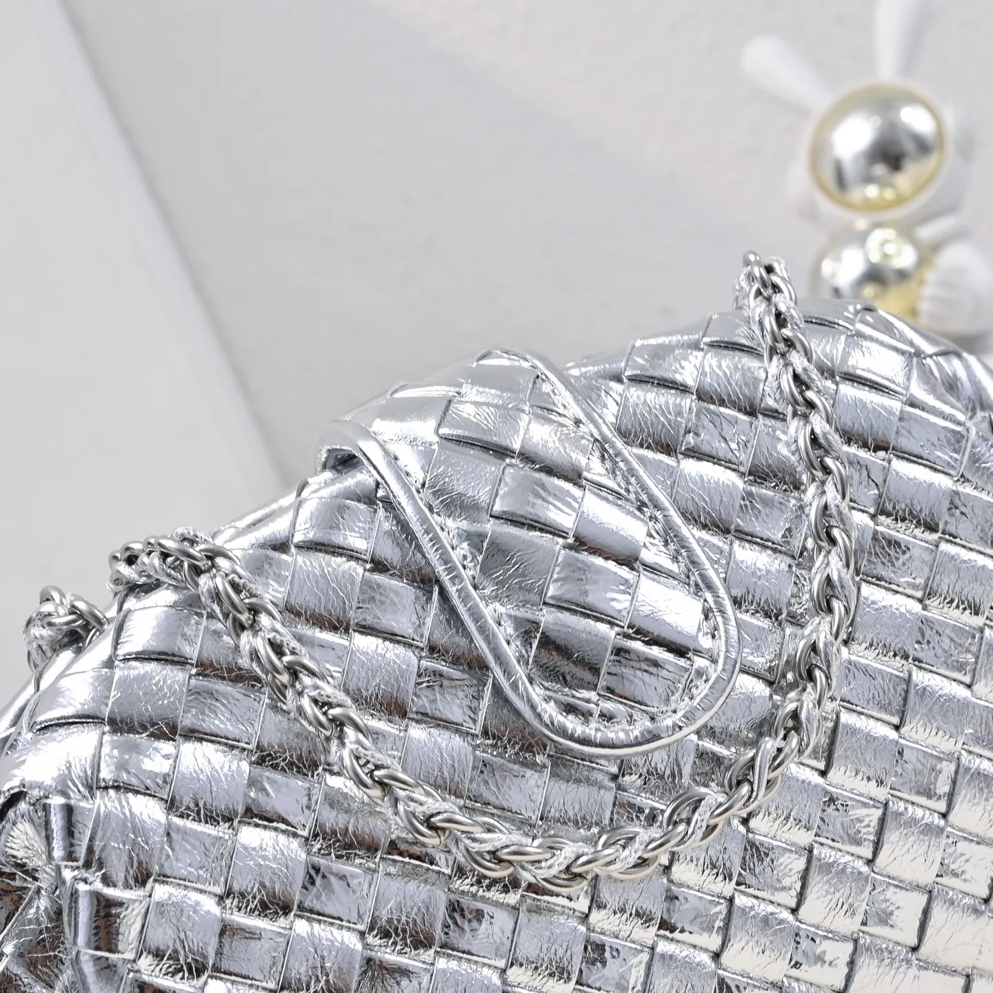 Batch 1880 BOTTEGA VENETA LAUREN 1980 small clutch bag is new! The small size that many people are squatting on is finally here. The self-adjustable zipper is a highlight of this bag. After being removed, it can be used as a handbag for important occasions. One bag unlocks two carrying methods at the same time. It is practical and has a unique sense of structure and beautiful lines. It is more elegant than a small cloud. It is a tribute to the classics and the pursuit of modernity. Style number: 4038 Size: 27*15*8cm